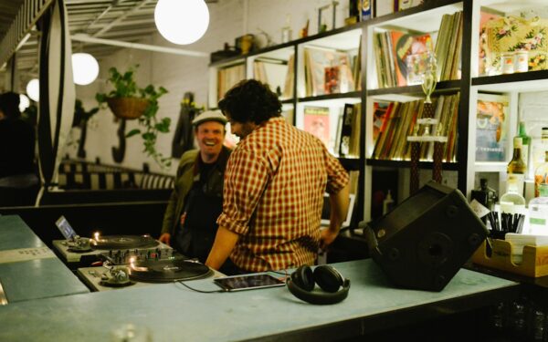 Listening Bars and Hi‑Fi Cafés: How Sound-Focused Venues Are Reshaping Urban Music Culture