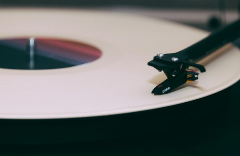 Turntable tonearm spinning vinyl record