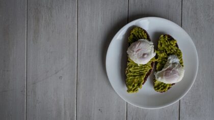 How to poach an egg properly: simple techniques for a protein-rich start