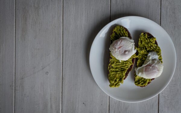 How to poach an egg properly: simple techniques for a protein-rich start