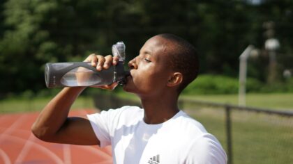 Hydration basics for active people: how to handle water, electrolytes and heat