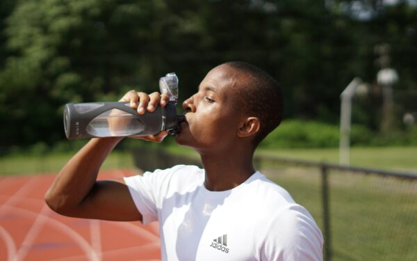 Hydration basics for active people: how to handle water, electrolytes and heat