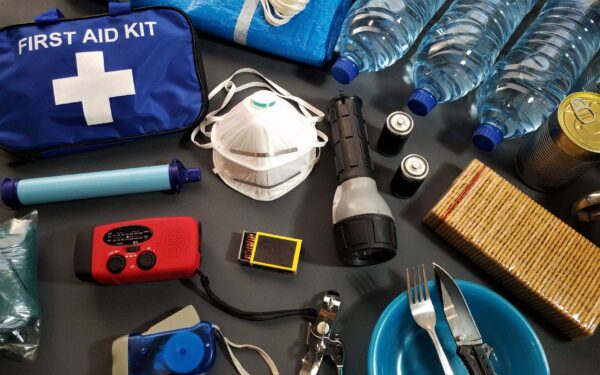 Simple car emergency kit that anyone can put together at home