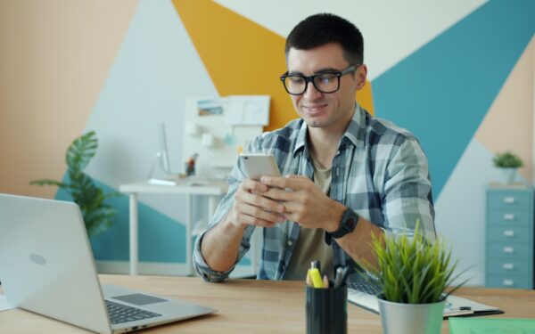 Simple daily ways to protect your eyes when you use screens a lot