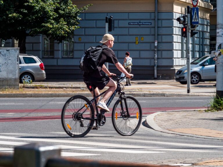 City cyclist commuting