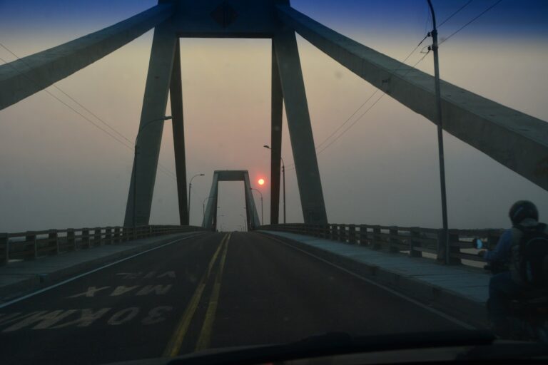 Runner urban bridge