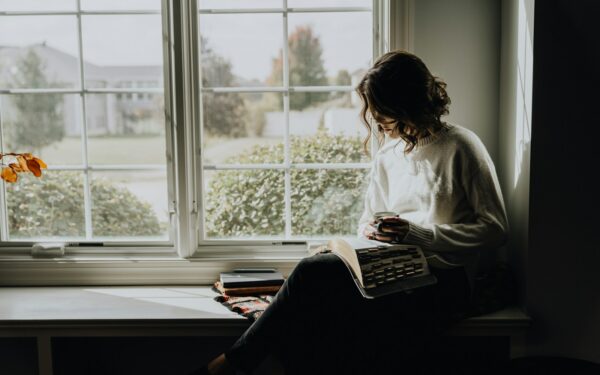 How to create a “quiet hour” habit that makes every day feel more spacious