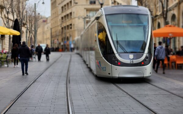 How to use city trams like a local: a guide for travelers in Europe and beyond