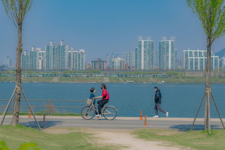 City cycling river