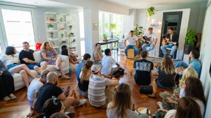 Quiet stages at home: how living rooms turned into everyday theatres
