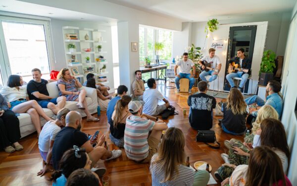 Quiet stages at home: how living rooms turned into everyday theatres