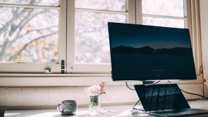 Simple habits that protect your eyes when you use screens a lot