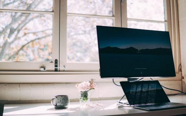 Simple habits that protect your eyes when you use screens a lot
